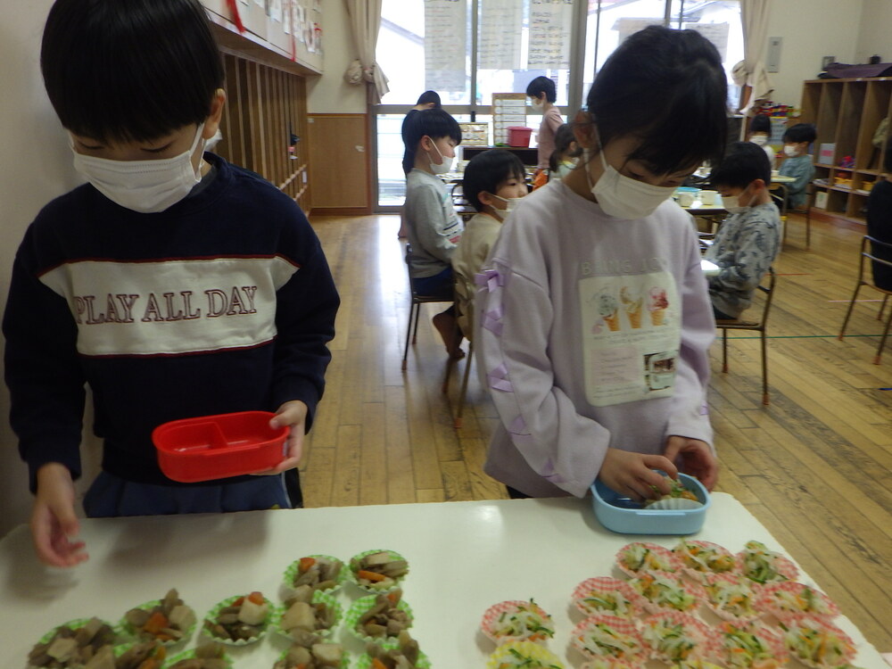 お弁当ごっこの様子