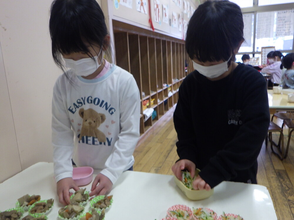 お弁当ごっこの様子