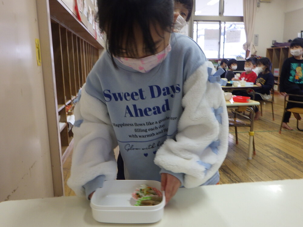 お弁当ごっこの様子