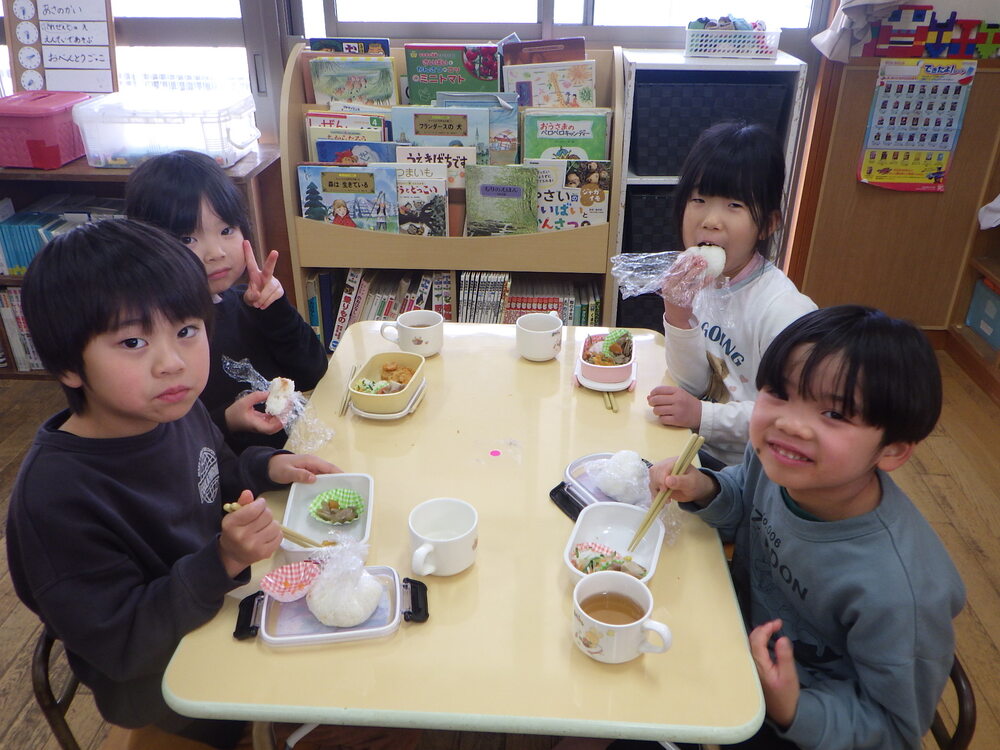 お弁当ごっこの様子