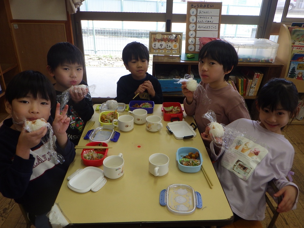 お弁当ごっこの様子