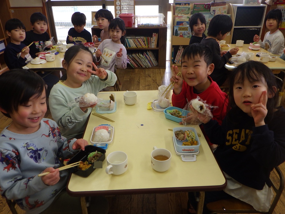 お弁当ごっこの様子