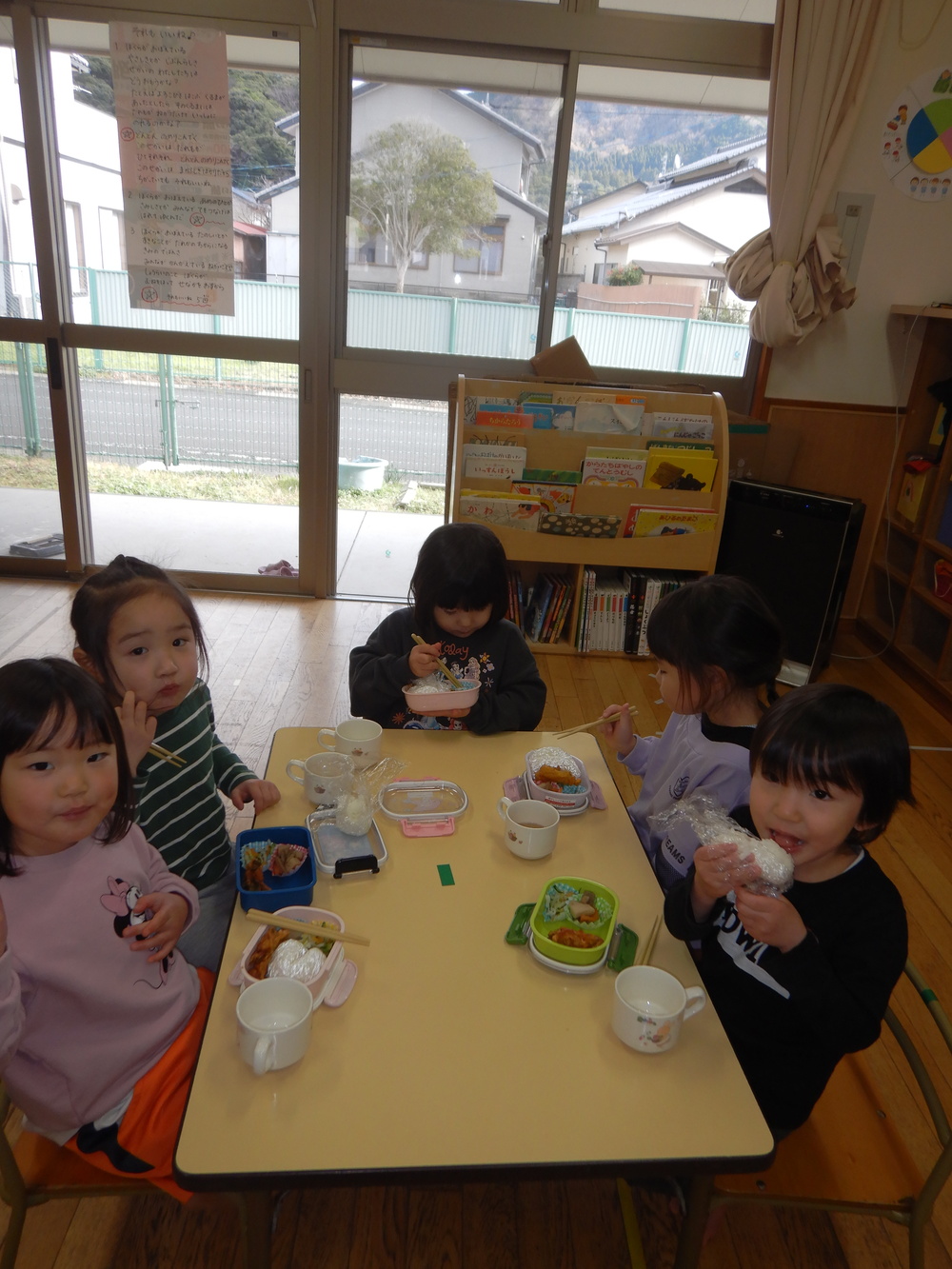 お弁当ごっこの様子 (2)