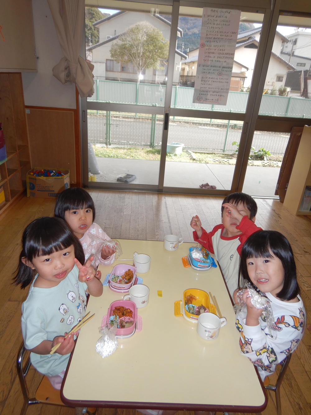 お弁当ごっこの様子 (3)