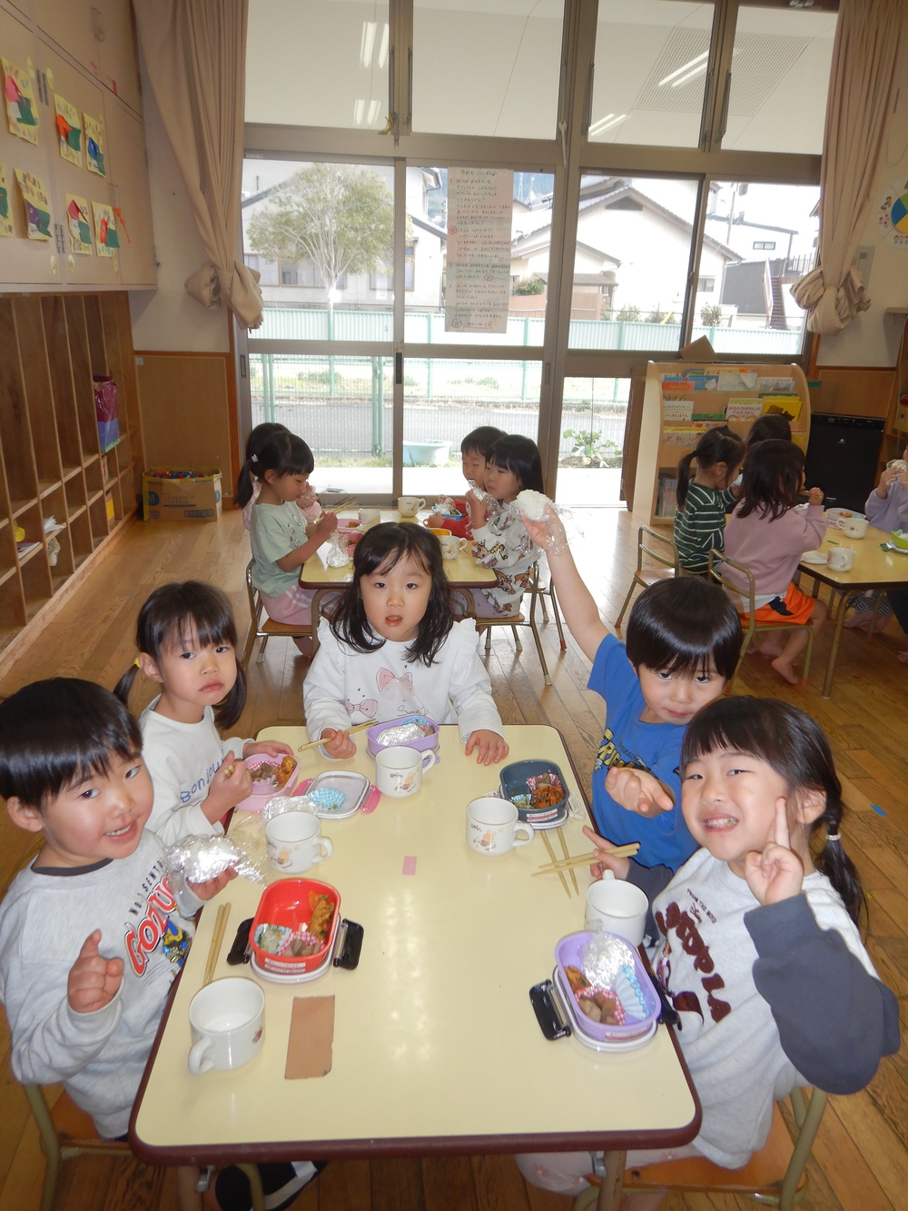 お弁当ごっこの様子 (4)