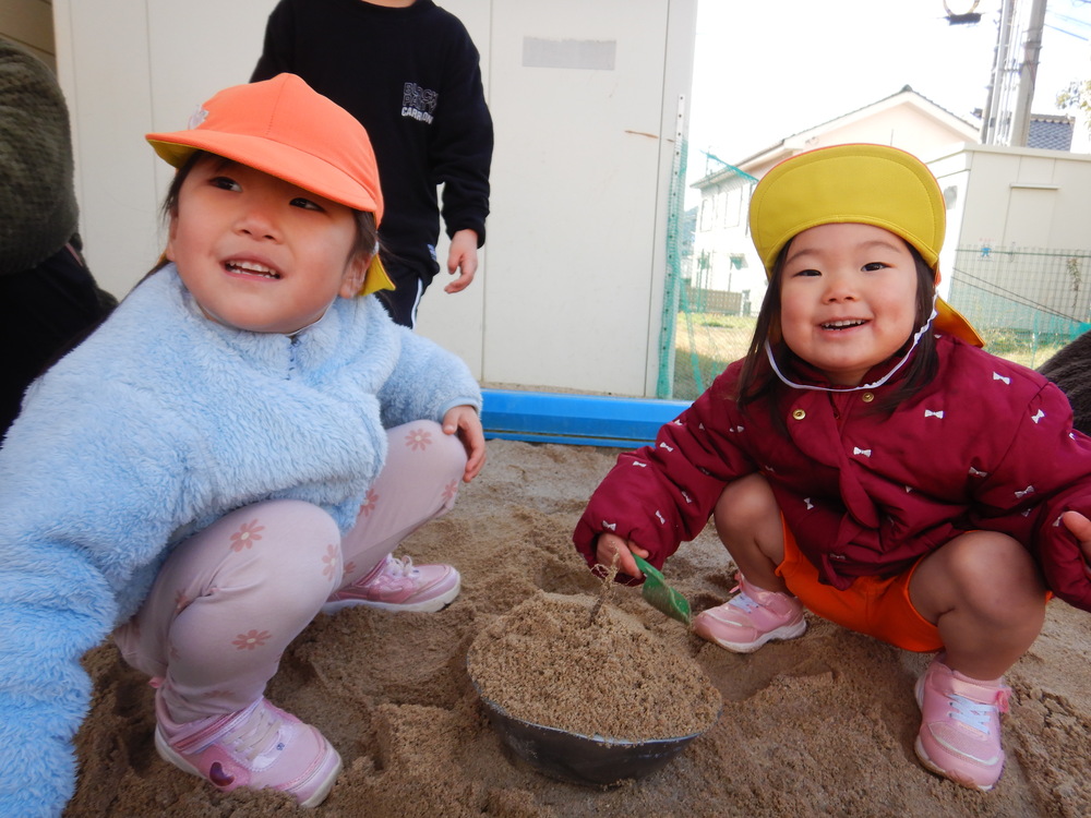 園庭遊びの様子 (2)