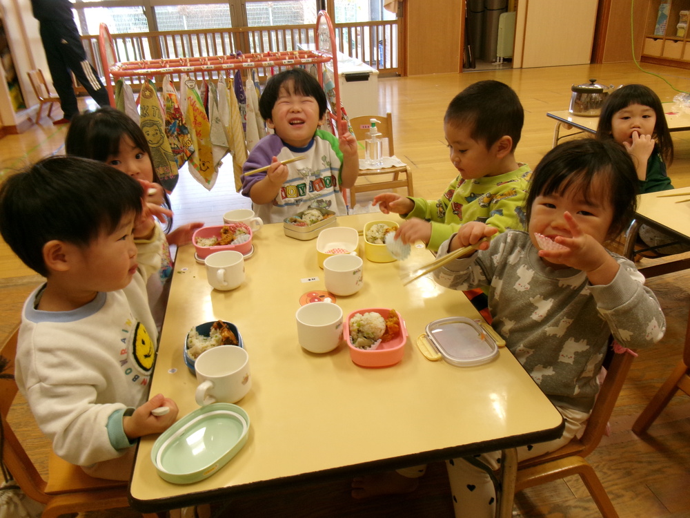 お弁当ごっこの様子