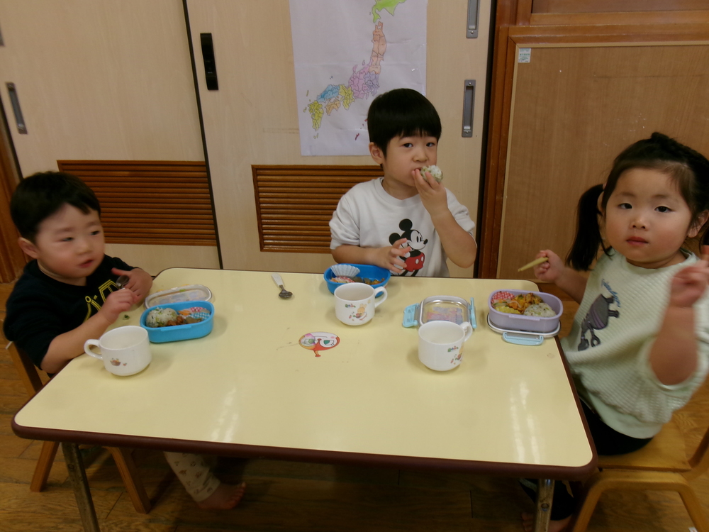 お弁当ごっこの様子