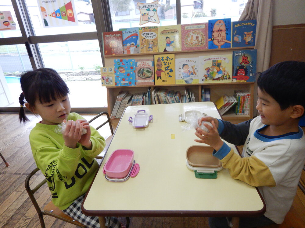 おにぎりを握る様子