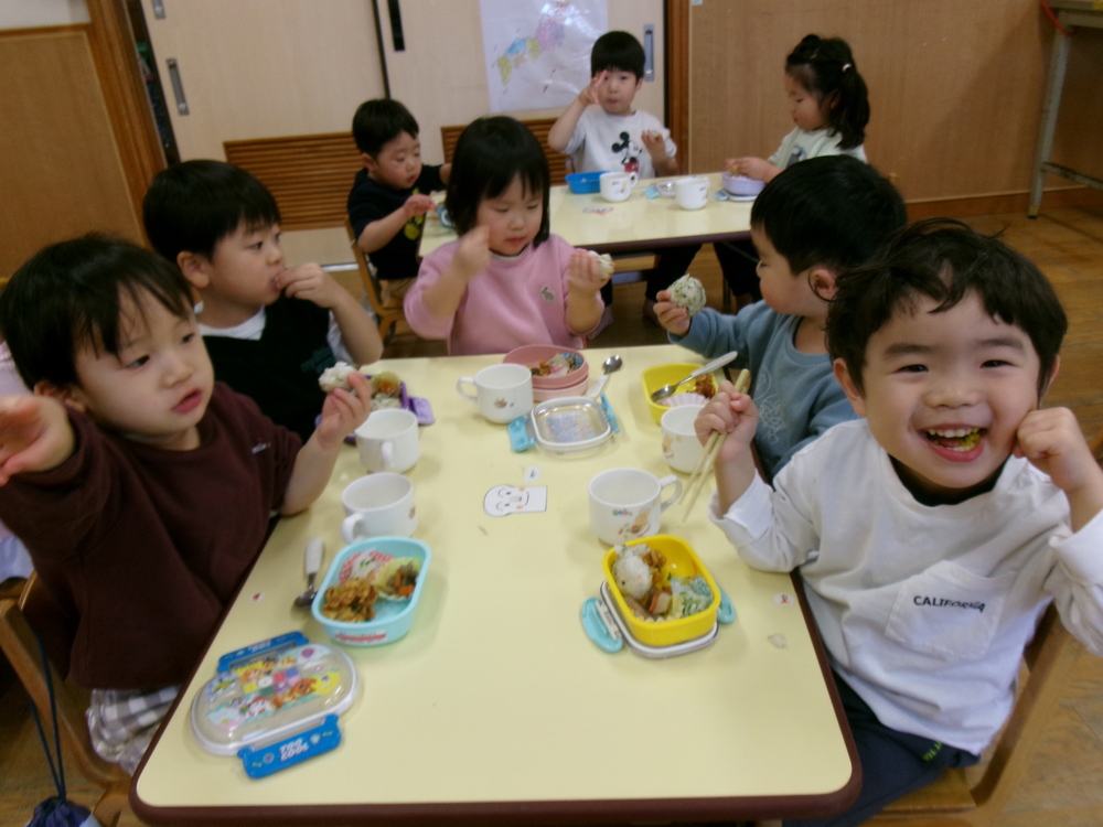 お弁当ごっこの様子