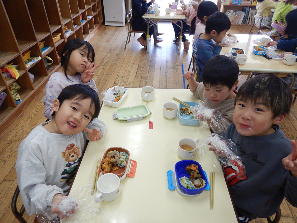 お弁当を食べている様子１