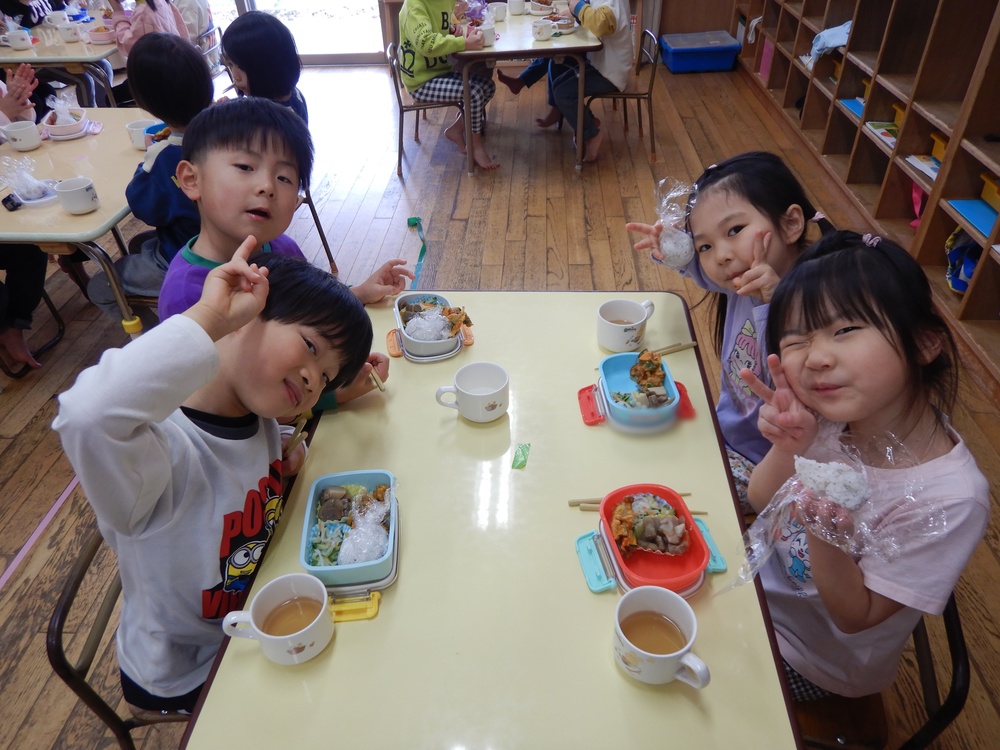 お弁当を食べている様子２