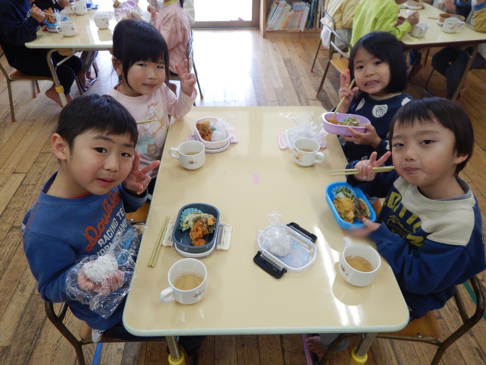 お弁当を食べている様子３