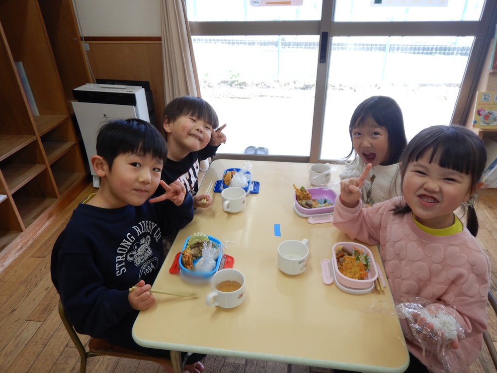 お弁当を食べている様子４