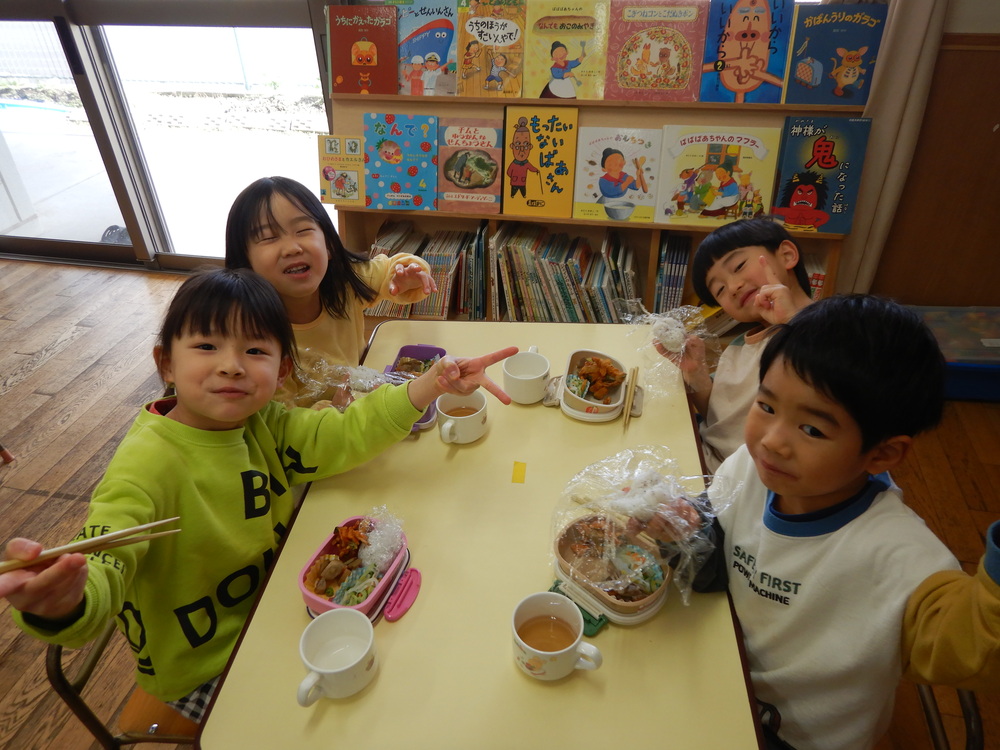 お弁当を食べている様子５