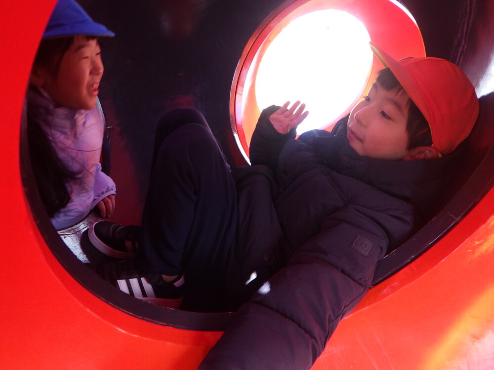 公園で遊ぶ様子