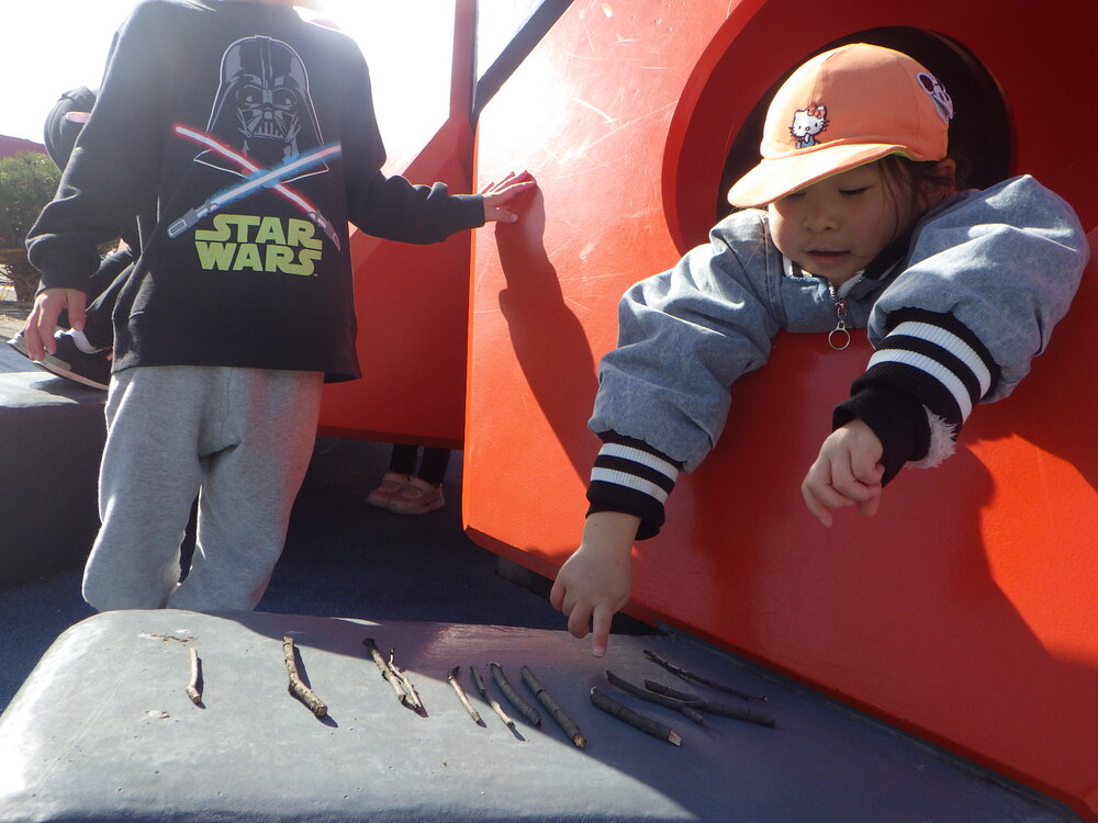 公園で遊ぶ子ども