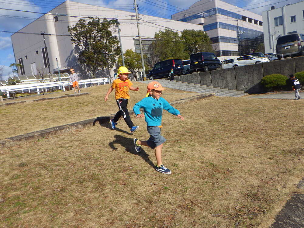 公園で遊ぶ様子２