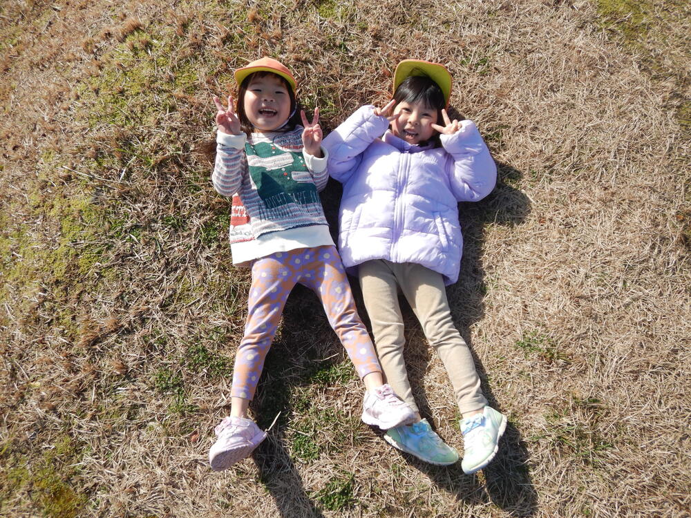 芝生で休憩する様子