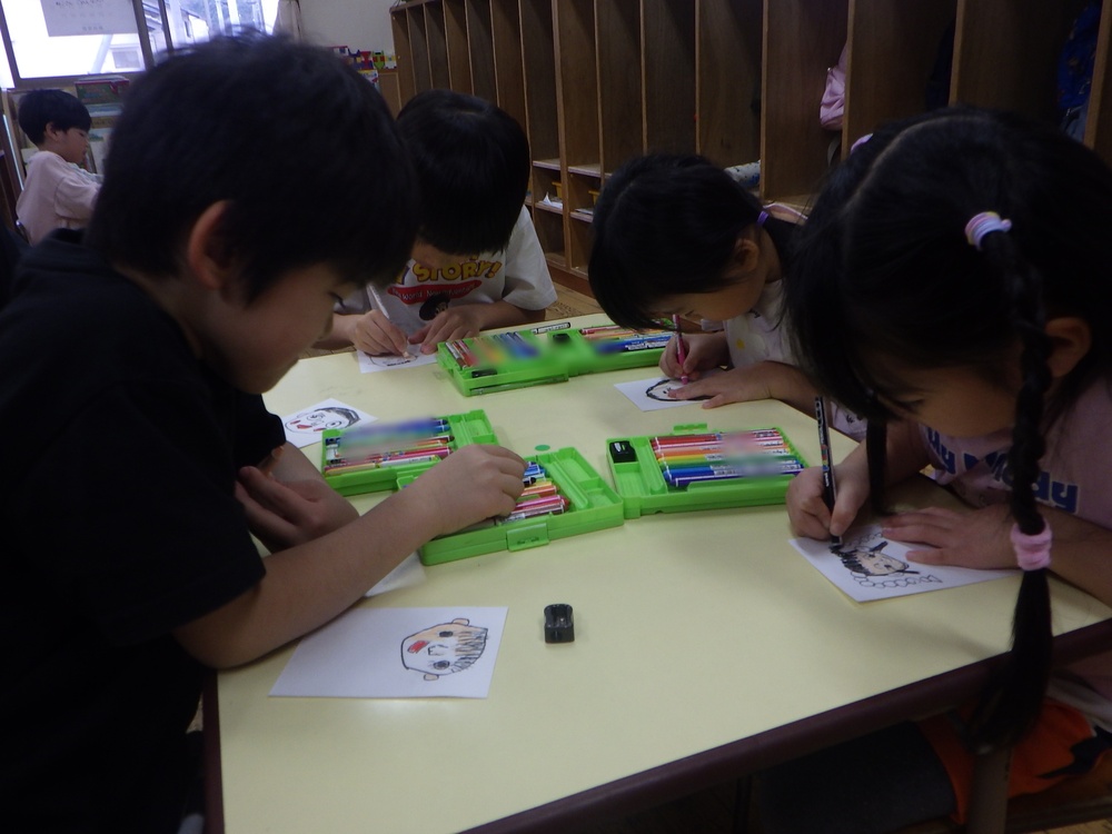 絵を描く子ども２