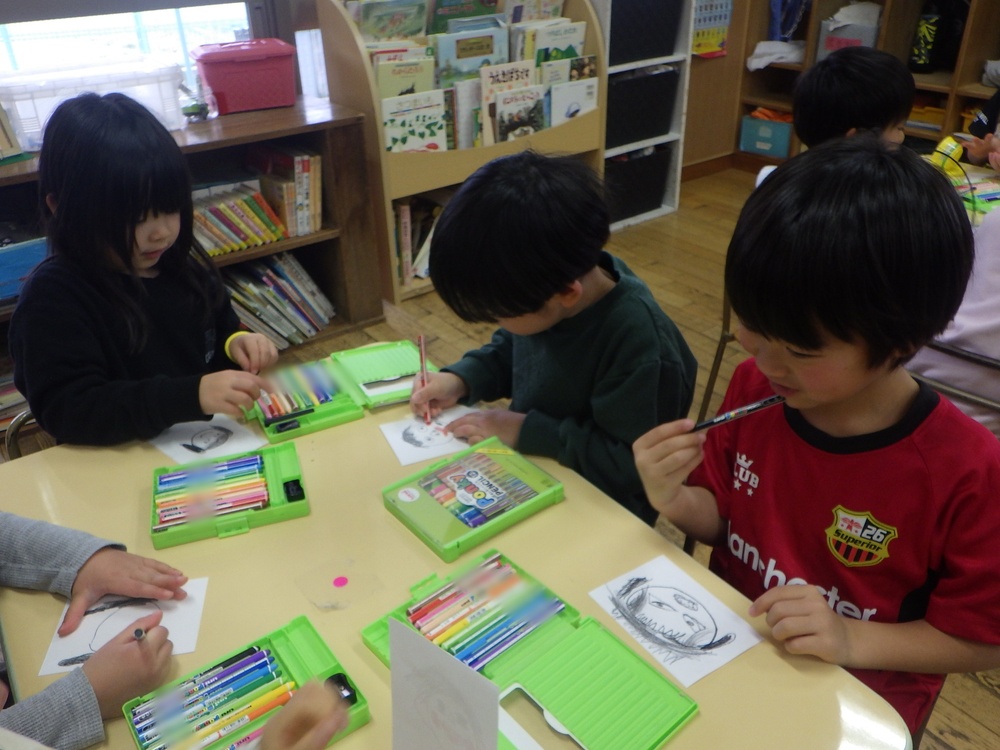 絵を描く子ども３