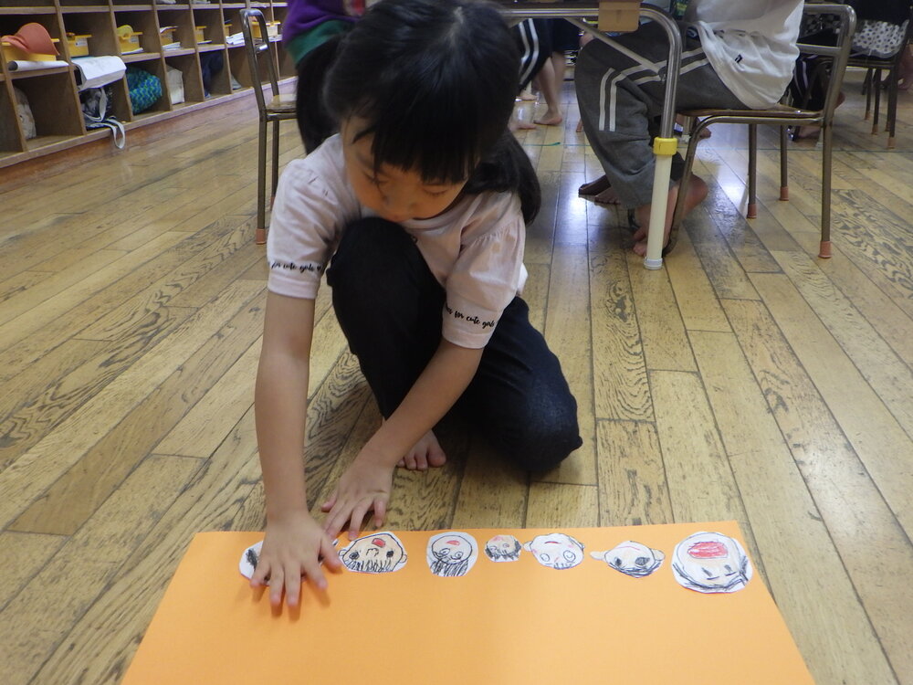 絵を貼る子ども