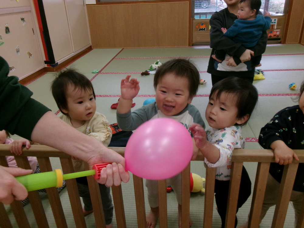 風船で遊んでいる様子 (1)