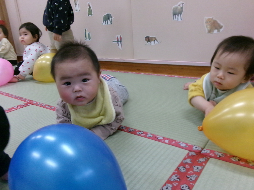 風船で遊んでいる様子 (2)