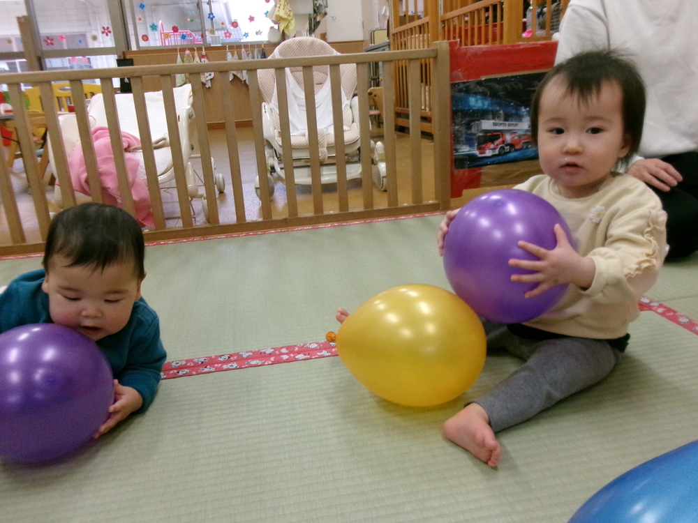 風船で遊んでいる様子 (3)