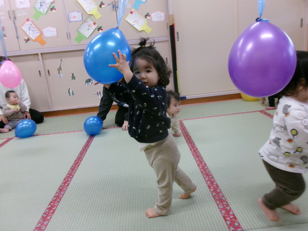 風船で遊んでいる様子 (4)