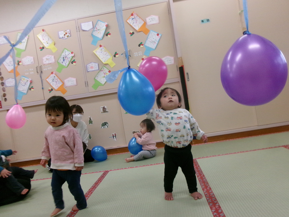 風船で遊んでいる様子 (5)