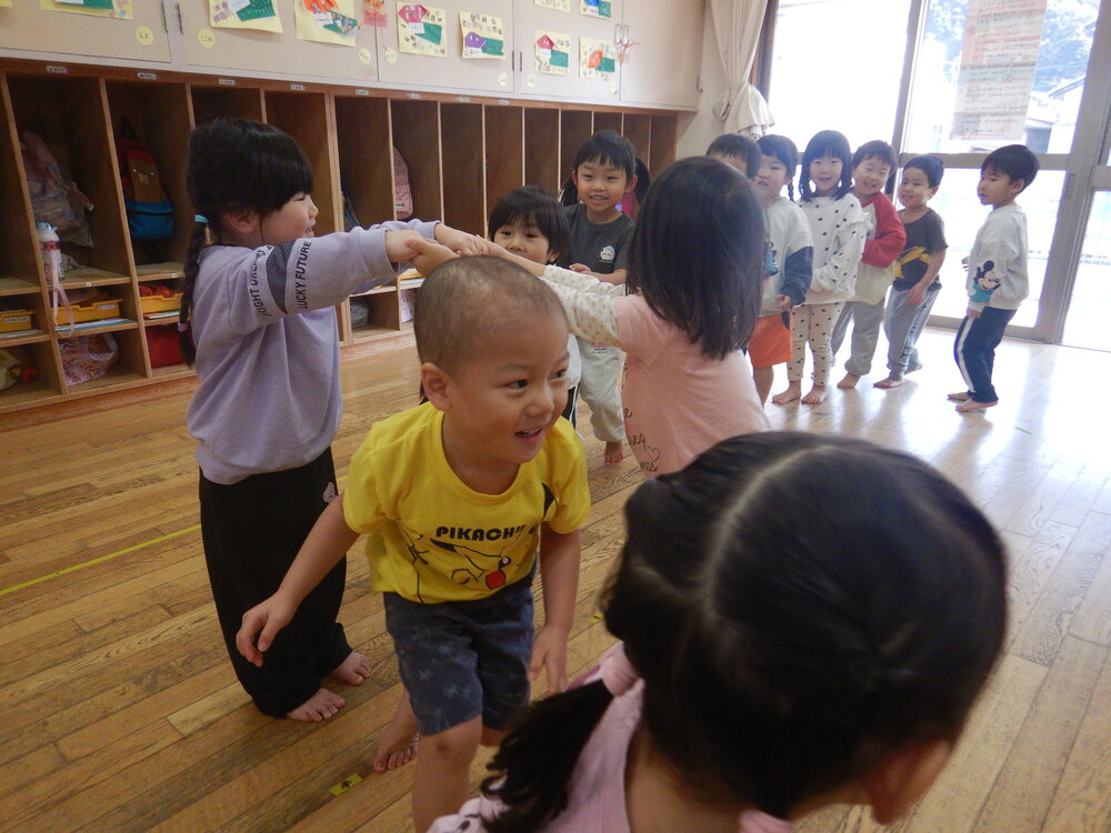 ロンドン橋をする子ども (2)