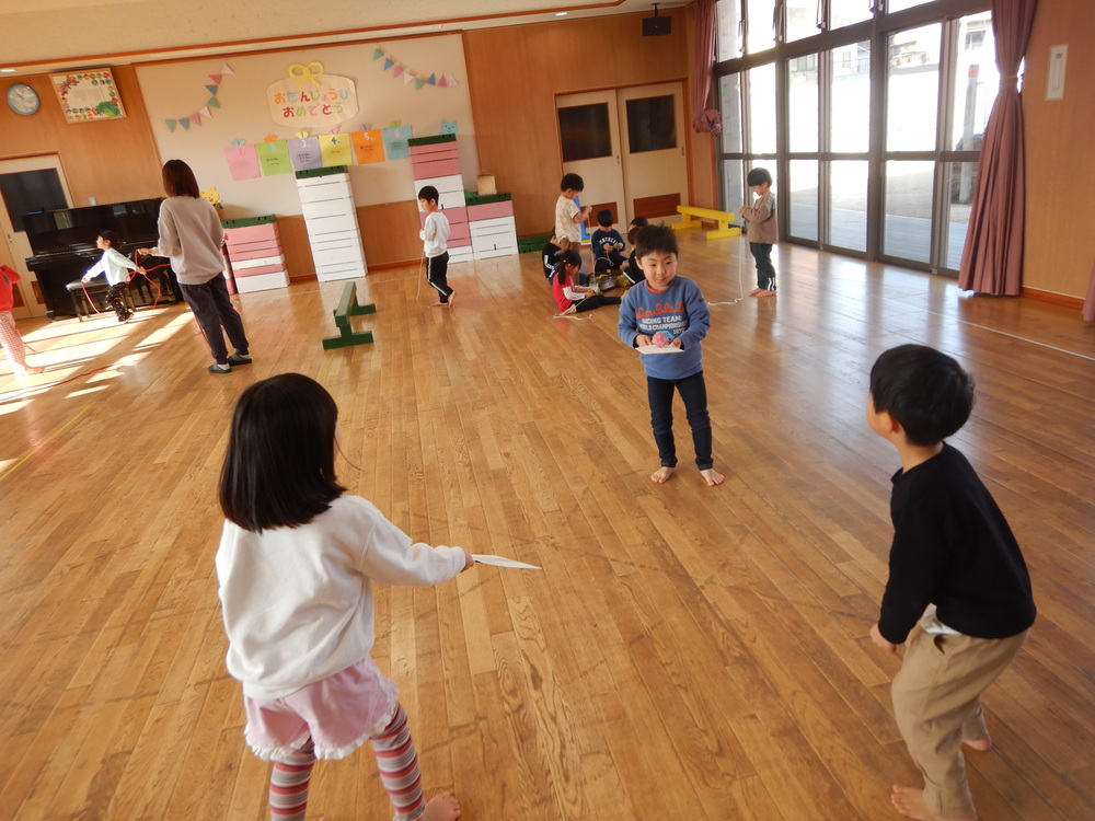 羽子板をする様子１