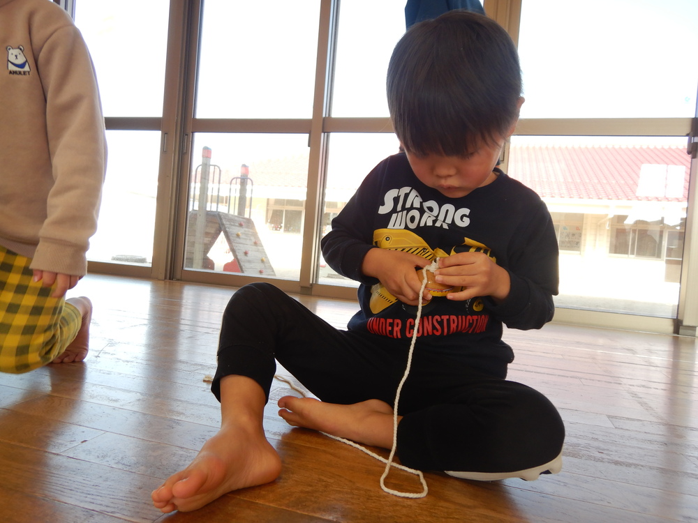 こま回しをする様子