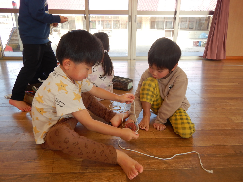 こま回しをする様子２