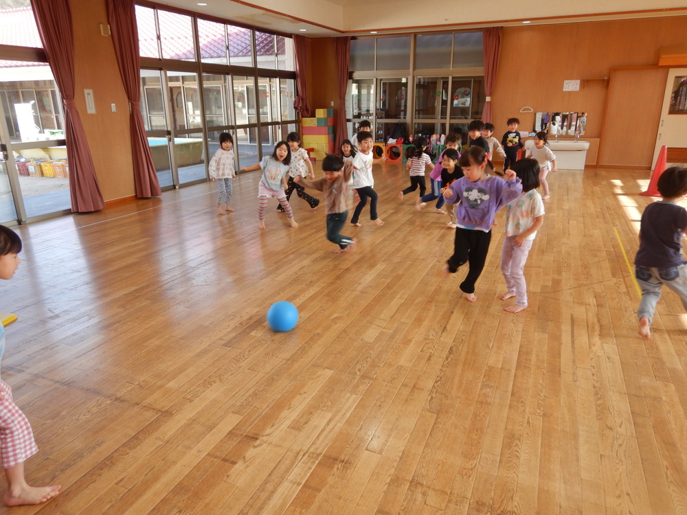 転がしドッチをする様子