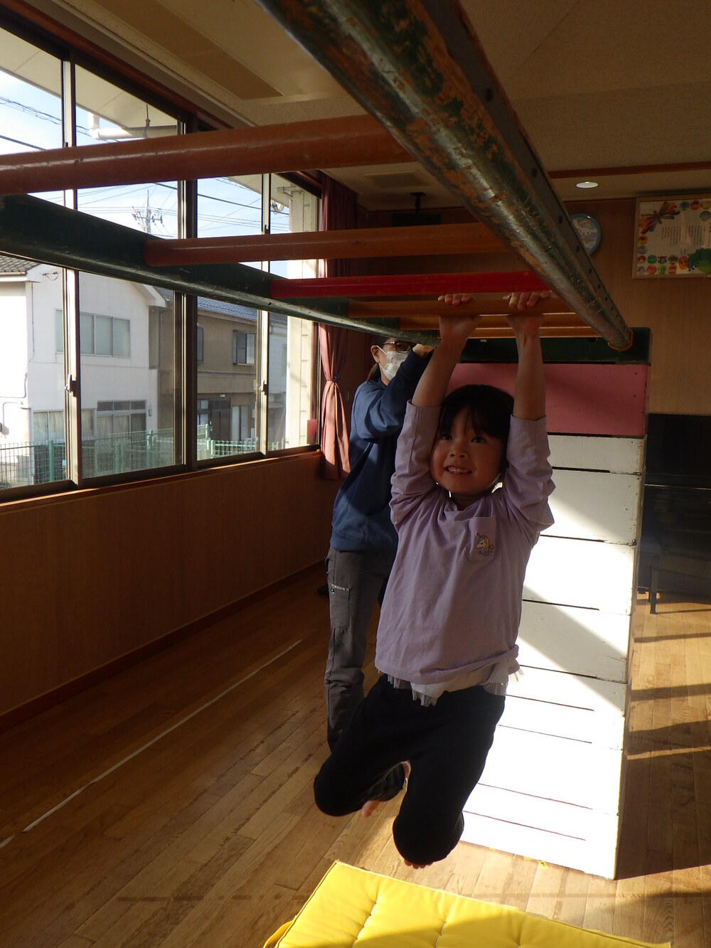 雲梯をする子ども