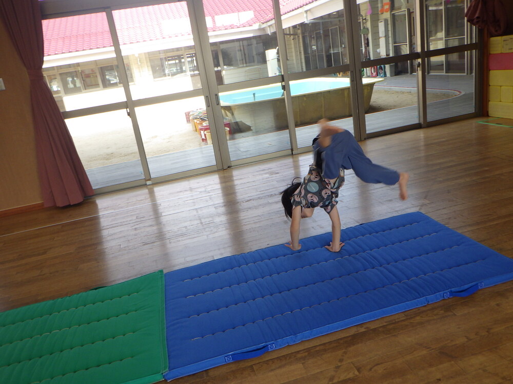 側転をする子ども