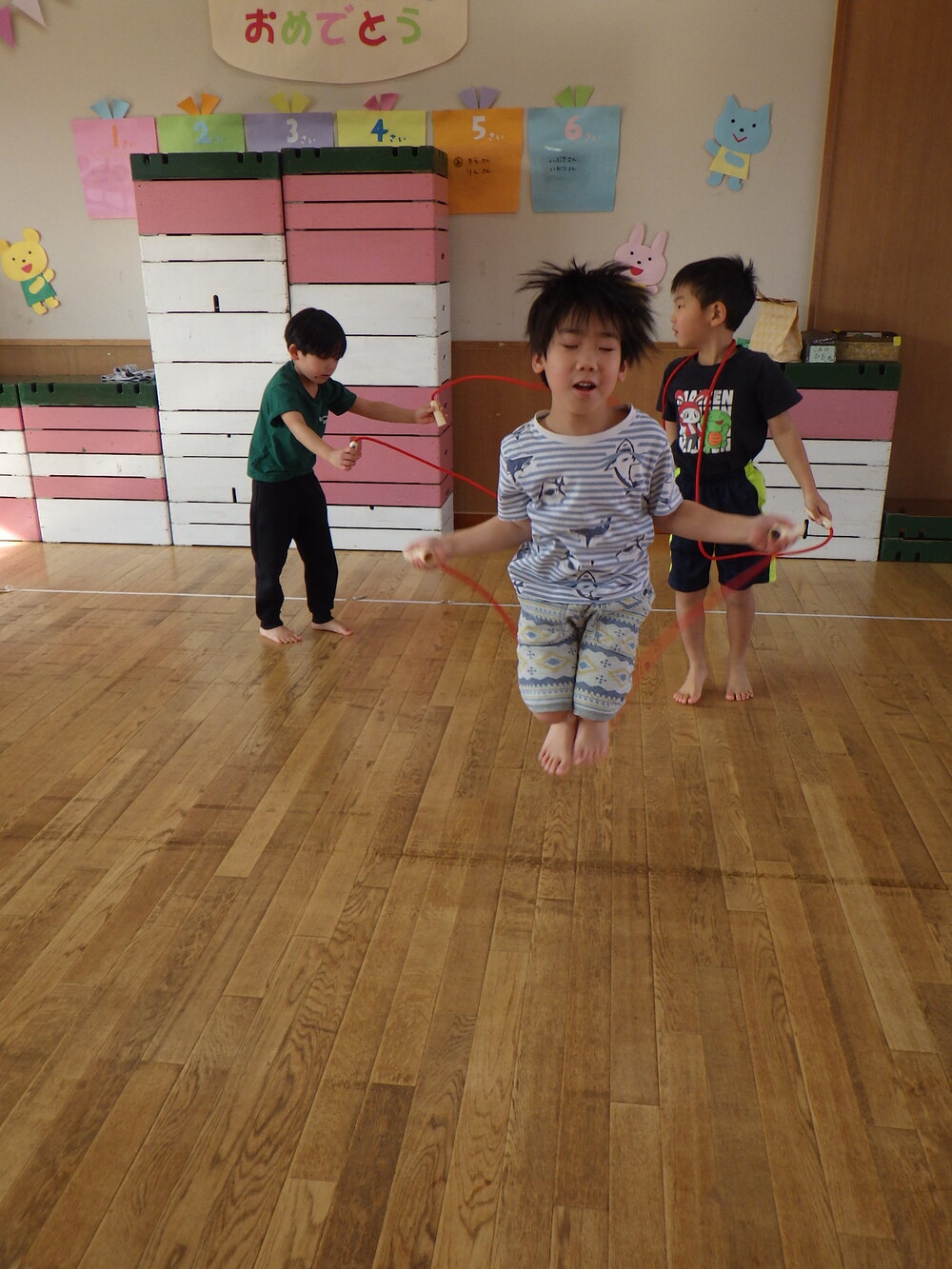 縄跳びをする子ども