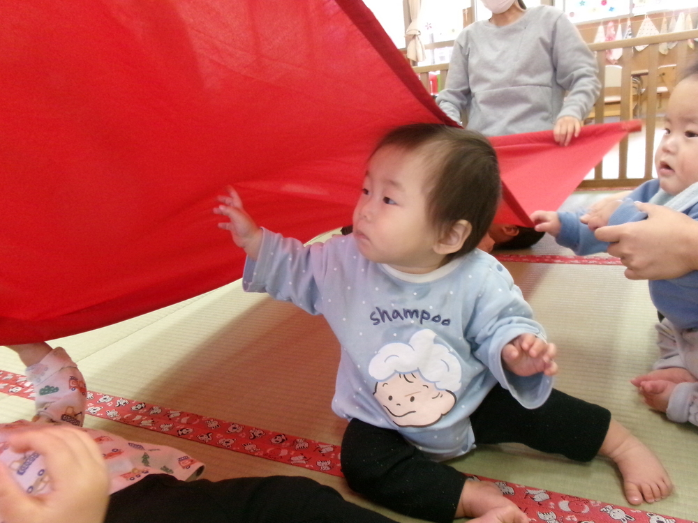 パラウェーブで遊ぶ子ども (3)