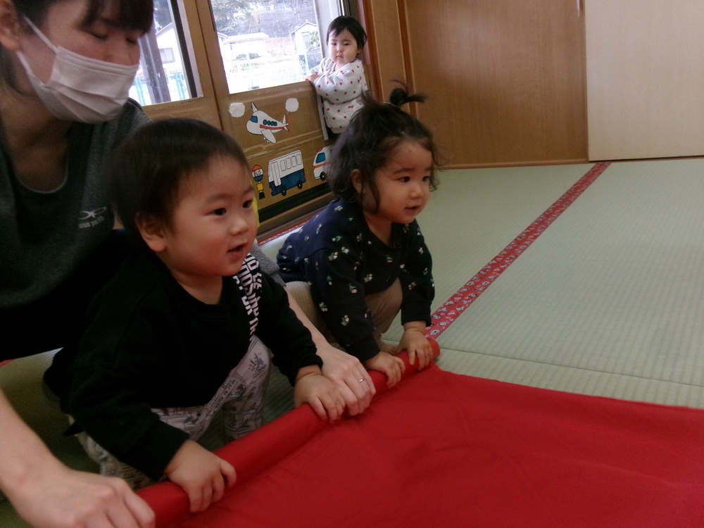 パラウェーブで遊ぶ子ども (4)