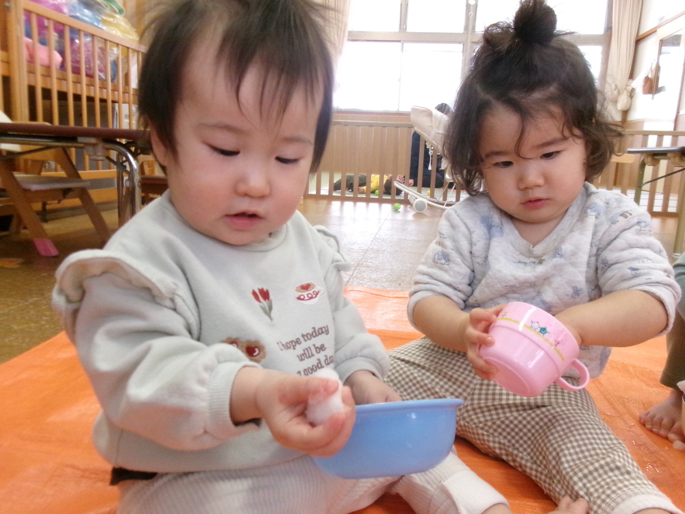 雪を触っている