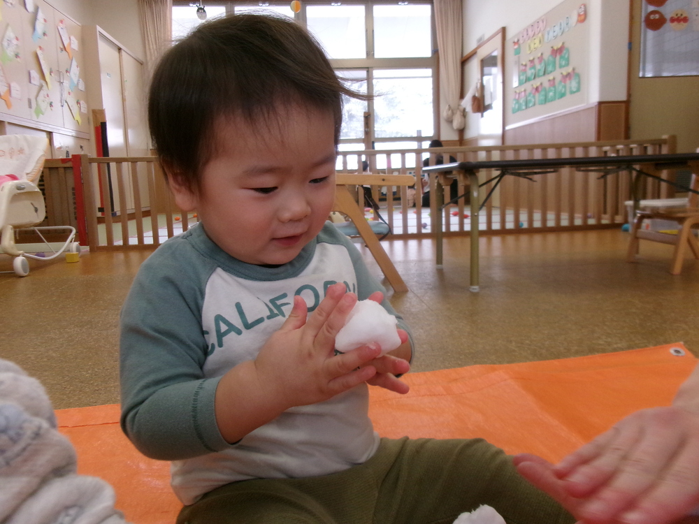 雪を触っている