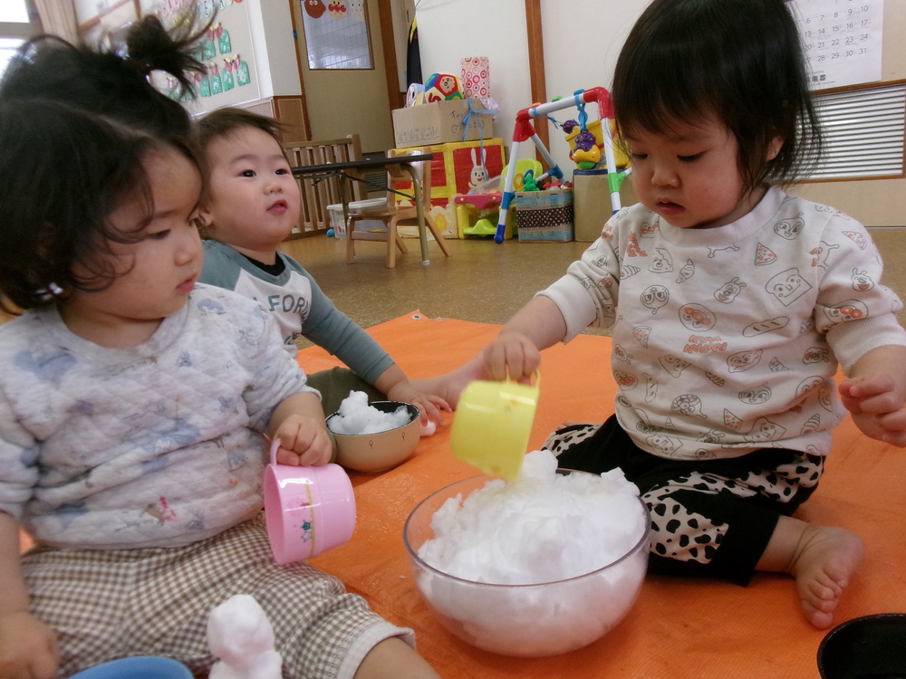 雪を触っている