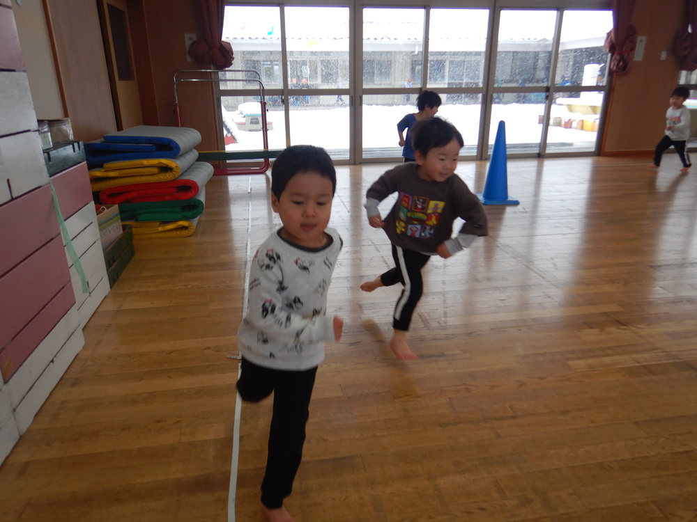 遊戯室で走る子ども (1)