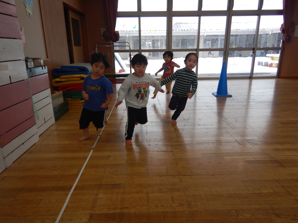 遊戯室で走る子ども (3)