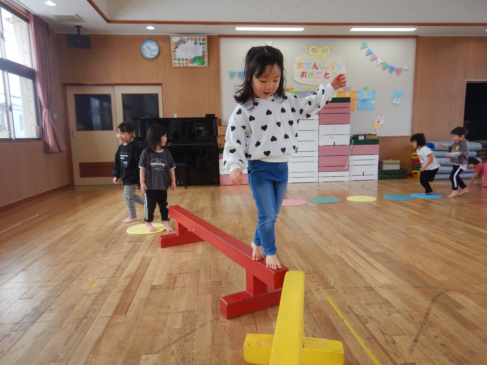 遊戯室で遊ぶ子ども (1)