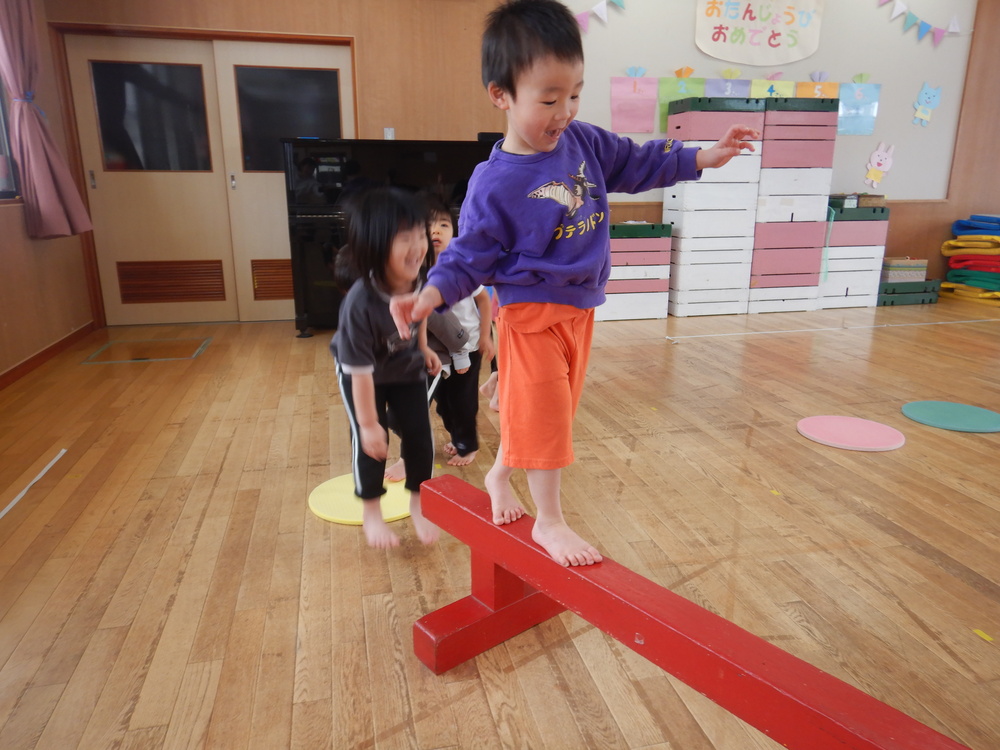 遊戯室で遊ぶ子ども (2)