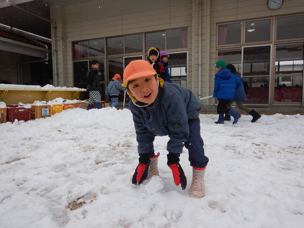 雪ダルマを作る様子