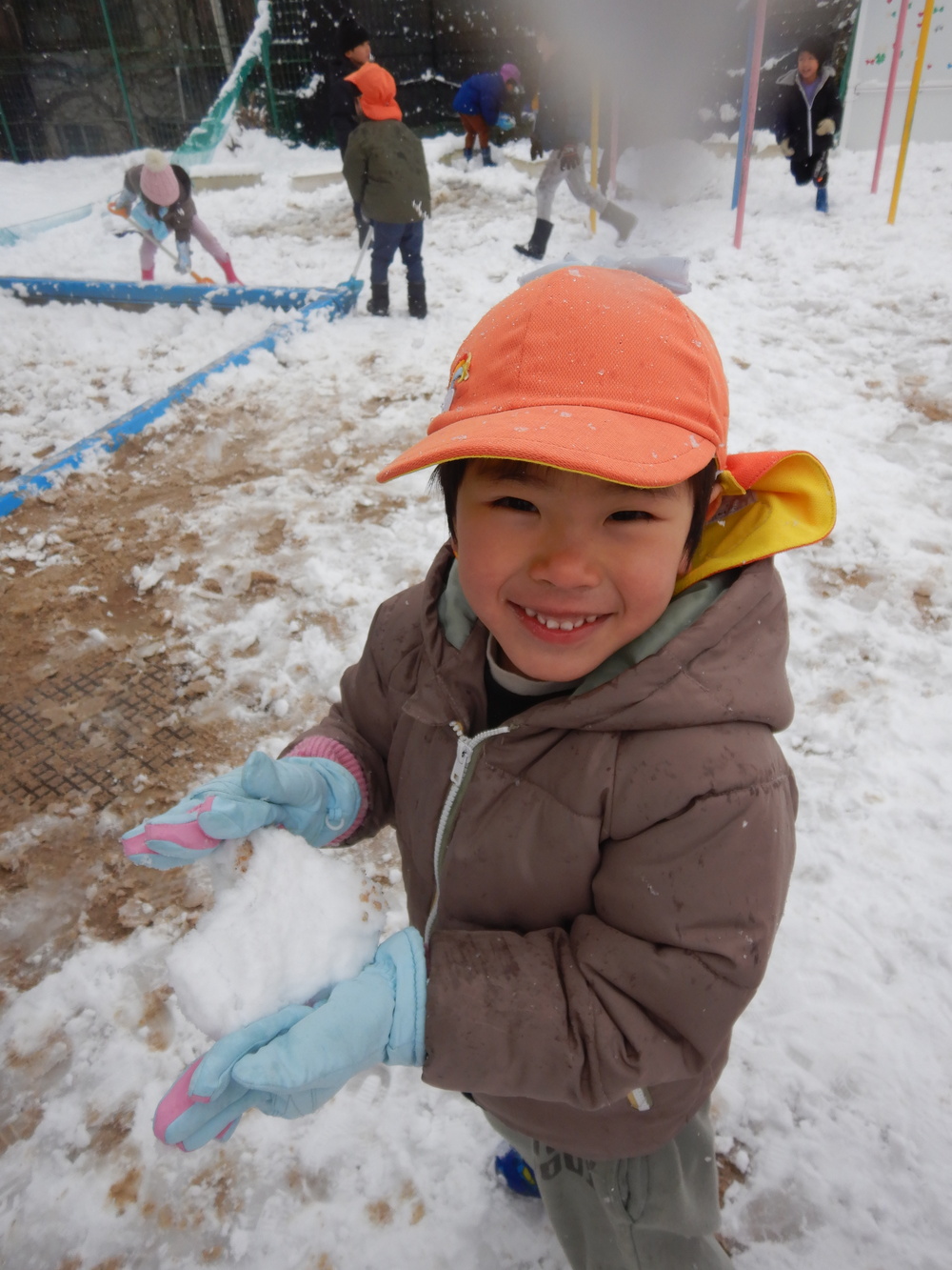 雪玉を投げようとする様子１